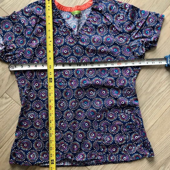 Vera Bradley scrub top - Picture 4 of 4